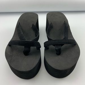 black flip flops • Platformed